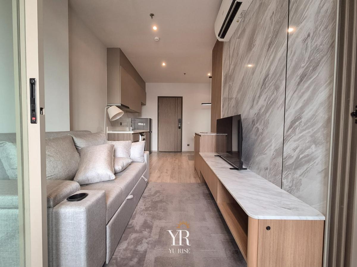 รูป Rhythm Ekkamai Estate ห้องตกแต่งสไตล์โมเดิร์นในโทนอบอุ่นและเรียบหรู พร้อมเฟอร์นิเจอร์บิวท์อินครบครัน พร้อมเข้าอยู่ - รูปที่ 4/10
