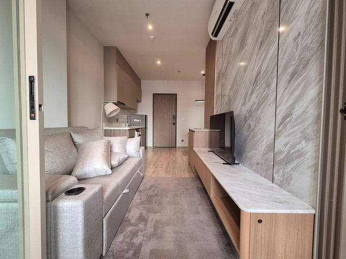 รูป Rhythm Ekkamai Estate ห้องตกแต่งสไตล์โมเดิร์นในโทนอบอุ่นและเรียบหรู พร้อมเฟอร์นิเจอร์บิวท์อินครบครัน พร้อมเข้าอยู่ - รูปที่ 4/10