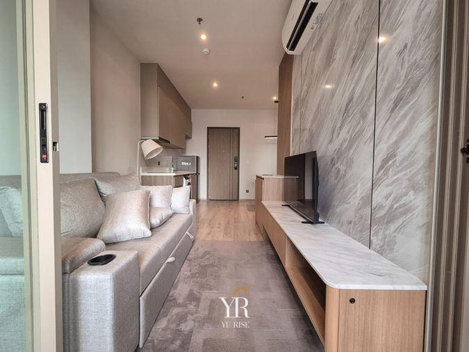 รูป Rhythm Ekkamai Estate ห้องตกแต่งสไตล์โมเดิร์นในโทนอบอุ่นและเรียบหรู พร้อมเฟอร์นิเจอร์บิวท์อินครบครัน พร้อมเข้าอยู่ - รูปที่ 4/10