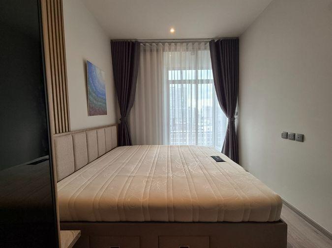 รูป Rhythm Ekkamai Estate ห้องตกแต่งสไตล์โมเดิร์นในโทนอบอุ่นและเรียบหรู พร้อมเฟอร์นิเจอร์บิวท์อินครบครัน พร้อมเข้าอยู่ - รูปที่ 9/10