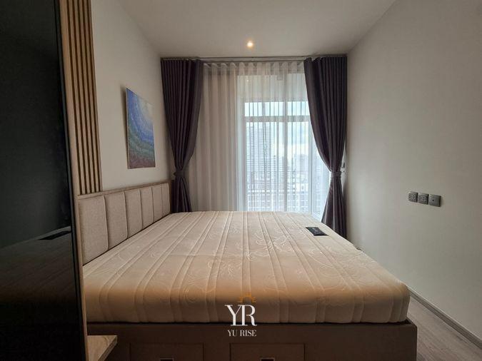 รูป Rhythm Ekkamai Estate ห้องตกแต่งสไตล์โมเดิร์นในโทนอบอุ่นและเรียบหรู พร้อมเฟอร์นิเจอร์บิวท์อินครบครัน พร้อมเข้าอยู่ - รูปที่ 9/10
