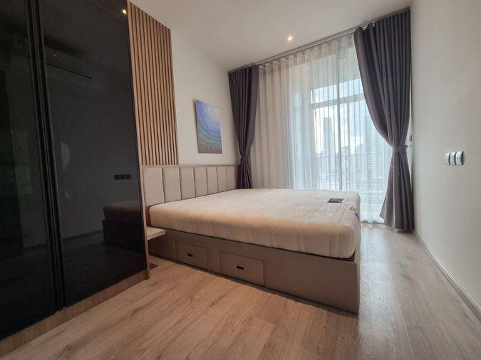 รูป Rhythm Ekkamai Estate ห้องตกแต่งสไตล์โมเดิร์นในโทนอบอุ่นและเรียบหรู พร้อมเฟอร์นิเจอร์บิวท์อินครบครัน พร้อมเข้าอยู่ - รูปที่ 7/10