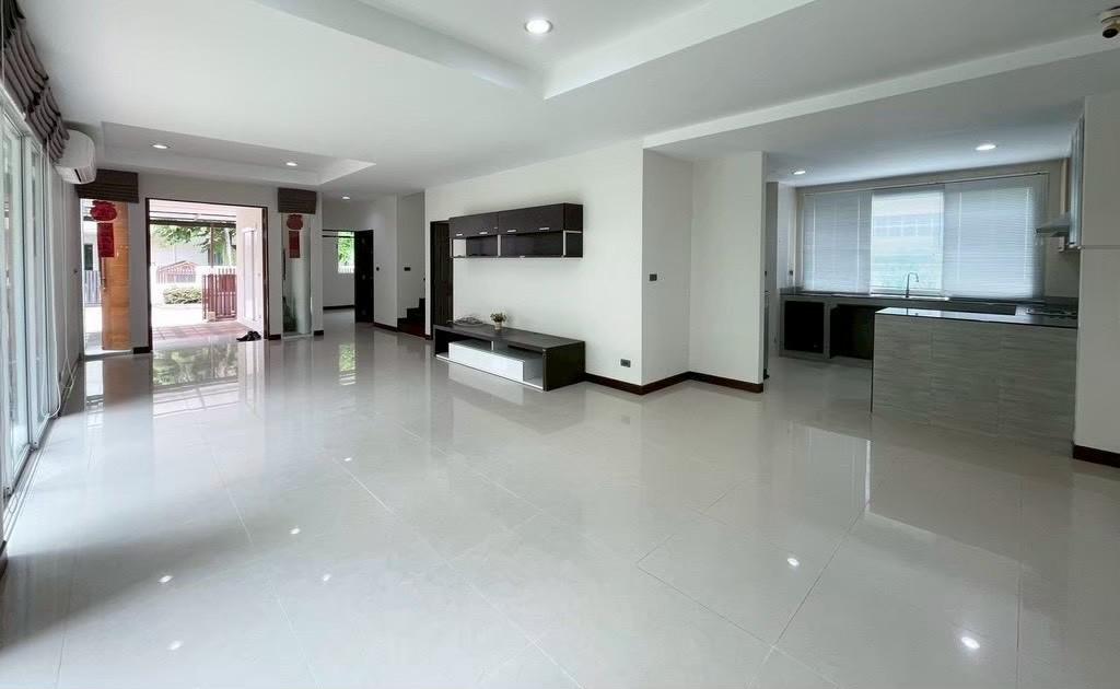 รูป บ้านเดี่ยวให้เช่า ✨ Villa Arcadia Srinakarin ✨ 5 ห้องนอน 4 ห้องน้ำ เฟอร์นิเจอร์ และ เครื่องใช้ไฟฟ้าครบ  - รูปที่ 8/22
