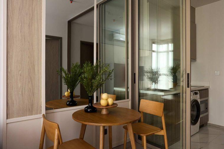 รูป Rhythm Ekkamai Estate ห้องดีไซน์เรียบหรูในโทนธรรมชาติ จัดวางพื้นที่ได้อย่างเป็นสัดส่วน พร้อมมุมรับประทานอาหาร - รูปที่ 2/7