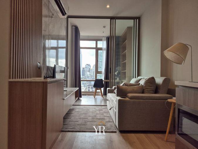 รูป Rhythm Ekkamai Estate ห้องตกแต่งสไตล์โมเดิร์นในโทนอบอุ่นและเรียบหรู พร้อมเฟอร์นิเจอร์บิวท์อินครบครัน พร้อมเข้าอยู่ - รูปที่ 2/10