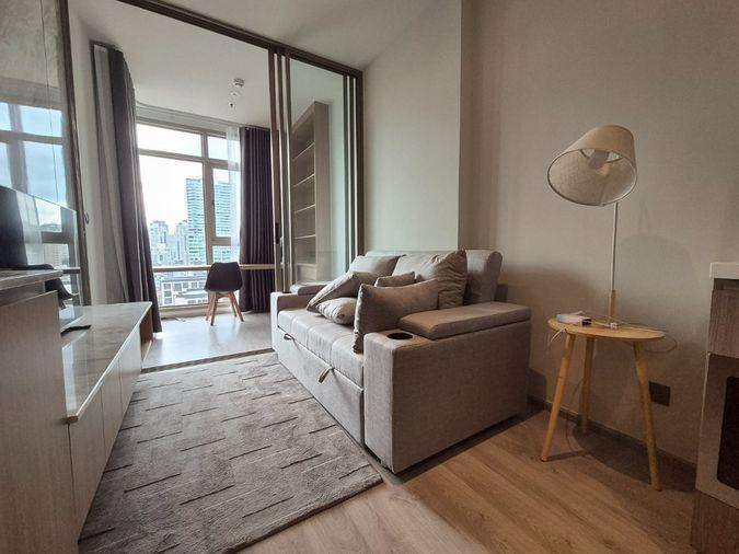 รูป Rhythm Ekkamai Estate ห้องตกแต่งสไตล์โมเดิร์นในโทนอบอุ่นและเรียบหรู พร้อมเฟอร์นิเจอร์บิวท์อินครบครัน พร้อมเข้าอยู่ - รูปที่ 1/10