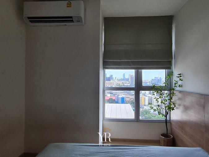 รูป Rhythm Sukhumvit 50 ห้องแต่งโทนไม้สีอ่อนดูสบายตา มีโซฟานั่งเล่นริมหน้าต่างรับวิวเมืองสวยๆ ในราคาที่ดีที่สุด - รูปที่ 8/8