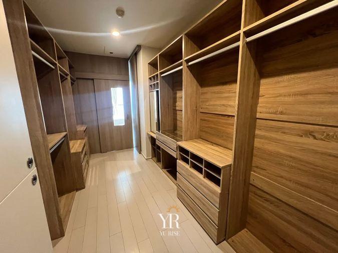 รูป Noble Ploenchit ห้องกว้างโปร่ง โซนนั่งเล่นวางโซฟาหนังขนาดใหญ่ วิวสวย เฟอร์นิเจอร์พร้อม 2 ห้องนอน 2 ห้องน้ำ - รูปที่ 20/25