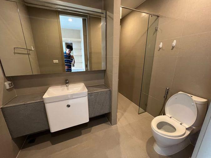 รูป Noble Ploenchit ห้องกว้างโปร่ง โซนนั่งเล่นวางโซฟาหนังขนาดใหญ่ วิวสวย เฟอร์นิเจอร์พร้อม 2 ห้องนอน 2 ห้องน้ำ - รูปที่ 17/25