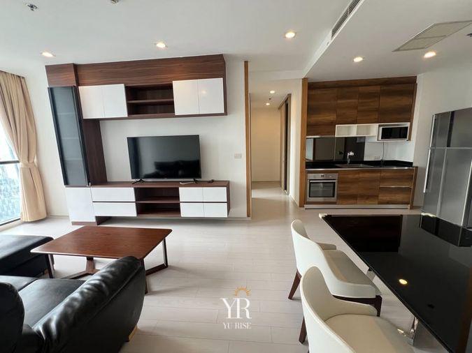 รูป Noble Ploenchit ห้องกว้างโปร่ง โซนนั่งเล่นวางโซฟาหนังขนาดใหญ่ วิวสวย เฟอร์นิเจอร์พร้อม 2 ห้องนอน 2 ห้องน้ำ - รูปที่ 2/25