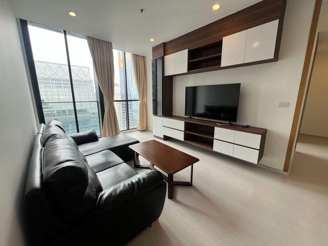 รูป Noble Ploenchit ห้องกว้างโปร่ง โซนนั่งเล่นวางโซฟาหนังขนาดใหญ่ วิวสวย เฟอร์นิเจอร์พร้อม 2 ห้องนอน 2 ห้องน้ำ - รูปที่ 4/25