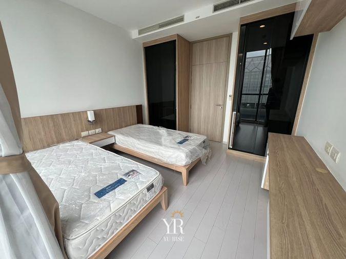 รูป Noble Ploenchit ห้องกว้างโปร่ง โซนนั่งเล่นวางโซฟาหนังขนาดใหญ่ วิวสวย เฟอร์นิเจอร์พร้อม 2 ห้องนอน 2 ห้องน้ำ - รูปที่ 23/25