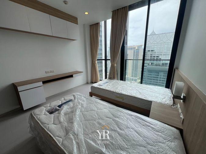 รูป Noble Ploenchit ห้องกว้างโปร่ง โซนนั่งเล่นวางโซฟาหนังขนาดใหญ่ วิวสวย เฟอร์นิเจอร์พร้อม 2 ห้องนอน 2 ห้องน้ำ - รูปที่ 25/25