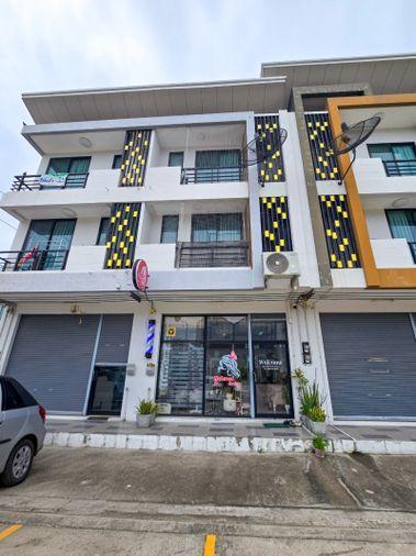 รูป ขาย อาคารพร้อมผู้เช่า ดีทาวน์ สวนเสือศรีราชา (D Town) 3 ชั้น 4 ห้องนอน 5 ห้องน้ำ |✨รับรายได้ทันที  •สัญญายาวเช่าเต็มตลอด •ต้นโครงการหน้าบ้านไม่ชนใคร - รูปที่ 1/11