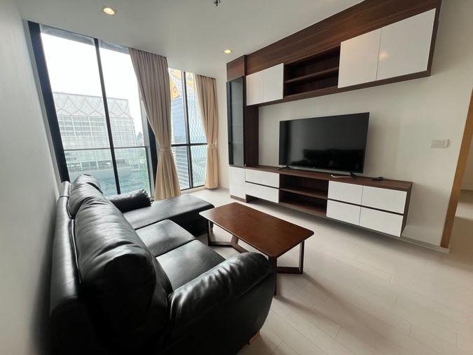 รูป Noble Ploenchit ห้องกว้างโปร่ง โซนนั่งเล่นวางโซฟาหนังขนาดใหญ่ วิวสวย เฟอร์นิเจอร์พร้อม 2 ห้องนอน 2 ห้องน้ำ - รูปที่ 1/25