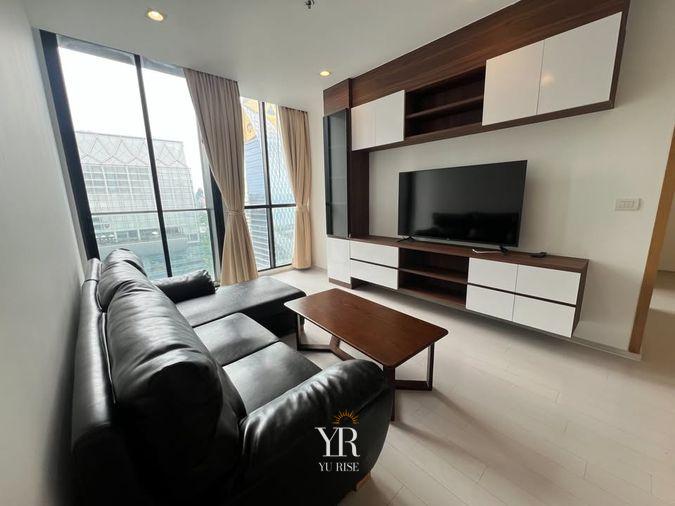 รูป Noble Ploenchit ห้องกว้างโปร่ง โซนนั่งเล่นวางโซฟาหนังขนาดใหญ่ วิวสวย เฟอร์นิเจอร์พร้อม 2 ห้องนอน 2 ห้องน้ำ - รูปที่ 1/25