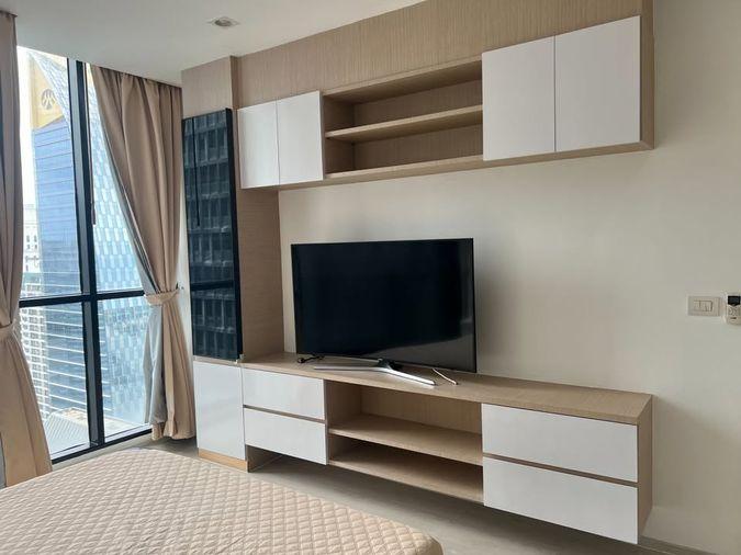 รูป Noble Ploenchit ห้องกว้างโปร่ง โซนนั่งเล่นวางโซฟาหนังขนาดใหญ่ วิวสวย เฟอร์นิเจอร์พร้อม 2 ห้องนอน 2 ห้องน้ำ - รูปที่ 13/25