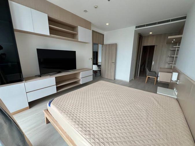 รูป Noble Ploenchit ห้องกว้างโปร่ง โซนนั่งเล่นวางโซฟาหนังขนาดใหญ่ วิวสวย เฟอร์นิเจอร์พร้อม 2 ห้องนอน 2 ห้องน้ำ - รูปที่ 11/25