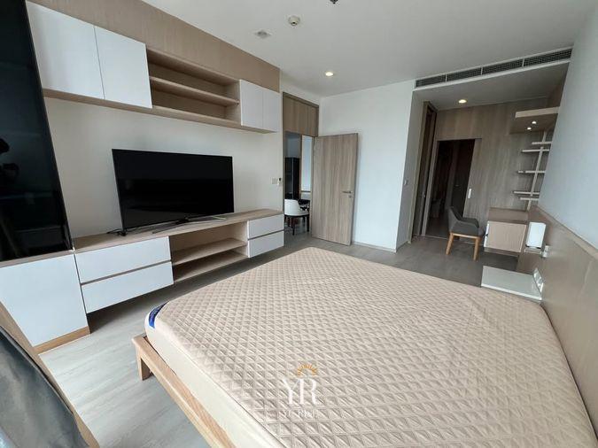 รูป Noble Ploenchit ห้องกว้างโปร่ง โซนนั่งเล่นวางโซฟาหนังขนาดใหญ่ วิวสวย เฟอร์นิเจอร์พร้อม 2 ห้องนอน 2 ห้องน้ำ - รูปที่ 11/25
