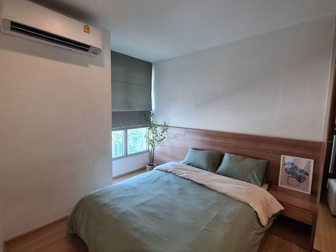 รูป Rhythm Sukhumvit 50 ห้องแต่งโทนไม้สีอ่อนดูสบายตา มีโซฟานั่งเล่นริมหน้าต่างรับวิวเมืองสวยๆ ในราคาที่ดีที่สุด - รูปที่ 5/8