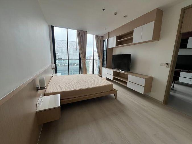 รูป Noble Ploenchit ห้องกว้างโปร่ง โซนนั่งเล่นวางโซฟาหนังขนาดใหญ่ วิวสวย เฟอร์นิเจอร์พร้อม 2 ห้องนอน 2 ห้องน้ำ - รูปที่ 12/25