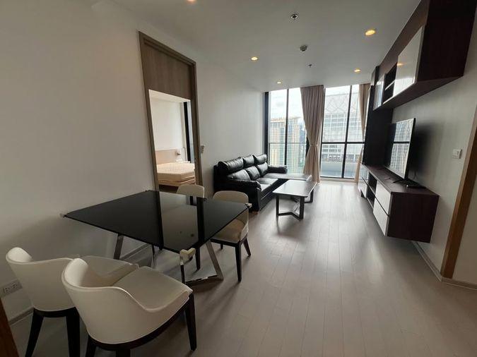 รูป Noble Ploenchit ห้องกว้างโปร่ง โซนนั่งเล่นวางโซฟาหนังขนาดใหญ่ วิวสวย เฟอร์นิเจอร์พร้อม 2 ห้องนอน 2 ห้องน้ำ - รูปที่ 6/25