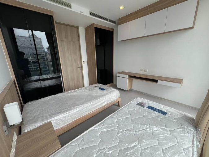 รูป Noble Ploenchit ห้องกว้างโปร่ง โซนนั่งเล่นวางโซฟาหนังขนาดใหญ่ วิวสวย เฟอร์นิเจอร์พร้อม 2 ห้องนอน 2 ห้องน้ำ - รูปที่ 24/25