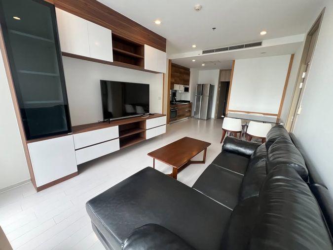 รูป Noble Ploenchit ห้องกว้างโปร่ง โซนนั่งเล่นวางโซฟาหนังขนาดใหญ่ วิวสวย เฟอร์นิเจอร์พร้อม 2 ห้องนอน 2 ห้องน้ำ - รูปที่ 3/25