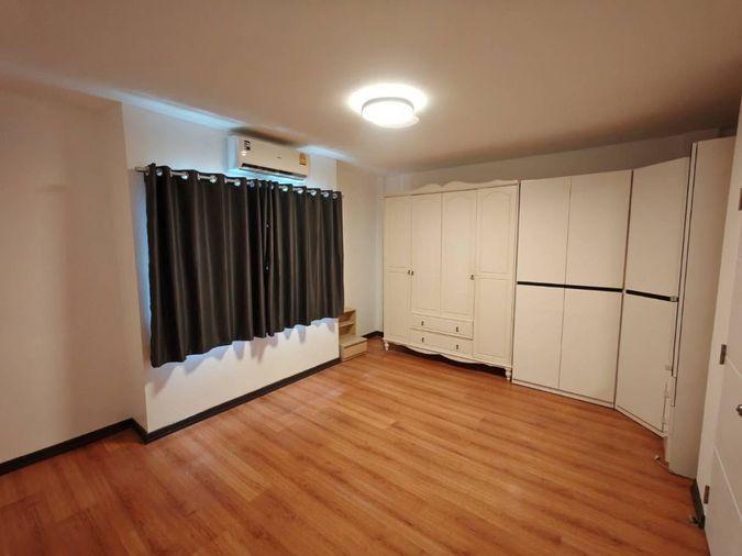 รูป 🟡 ขายด่วน!!! ทาวน์โฮม 3 ชั้น หมู่บ้าน วิสต้า ปาร์ค วิภาวดี-รังสิต (Vista Park Vibhavadi - Rangsit)  ทำเลศักยภาพ📍  ติดถนนใหญ่วิภาวดี ติดรถไฟฟ้า 2 สาย  - รูปที่ 8/10
