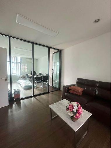 รูป 🟡 ขายด่วน!!! ทาวน์โฮม  เพล็กซ์ เรสซิเด้นท์ นวมินทร์ 111 (Plex Residence Nawamin 111)  ทำเลศักยภาพ 📍 กล้องวงจรปิดทั้งหลัง หน้าบ้านไม่ชนกับบ้านใคร - รูปที่ 4/12