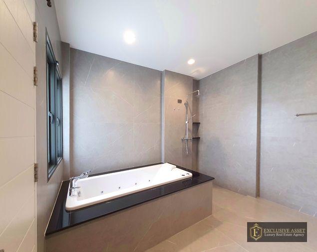 รูป ขายบ้านเดี่ยวแปลงริม บางกอกบูเลอวาร์ด ซิกเนเจอร์ เวสต์เกต 115.1 ตรว. 4 นอน 5น้ำ แปลงใหญ่พื้นที่ใช้ 439 ตรม. เจ้าของไม่เคยอยู่ บนถนน กาญจนาภิเษก - รูปที่ 22/30