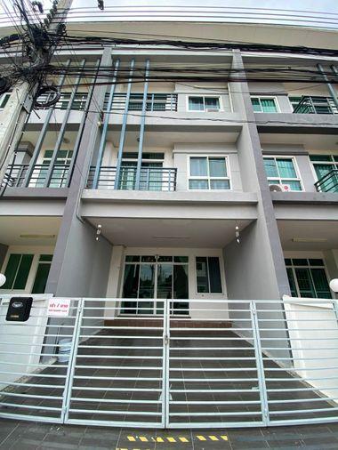 รูป HR3798ให้เช่าทาวน์โฮม 3 ชั้น หมู่บ้านรื่นฤดี 7 รามอินทรา-หทัยราษฎร์ พื้นที่กว้าง 181 ตรม. เลี้ยงสัตว์ได้ จดทะเบียนบริษัทได้ ใกล้รถไฟฟ้าสายสีชมพู - รูปที่ 1/15