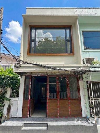 รูป HR3812ให้เช่าทาวน์โฮมดีไซน์ Boutique Mid-Century อินทามระ 3 (ใกล้ BTS สะพานควาย & จตุจักร) เหมาะทำ Airbnb / คาเฟ่ / โฮมสตูดิโอ - รูปที่ 1/5