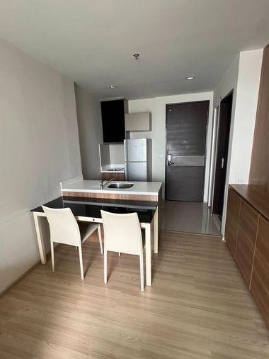 รูป 1 ห้องนอน | 1 ห้องน้ำ | BTS Saphan Taksin | 45 ตร.ม. | 25,000 บาท/เดือน | ชั้น 34 — Rhythm Sathorn กรุงเทพฯ - รูปที่ 1/8
