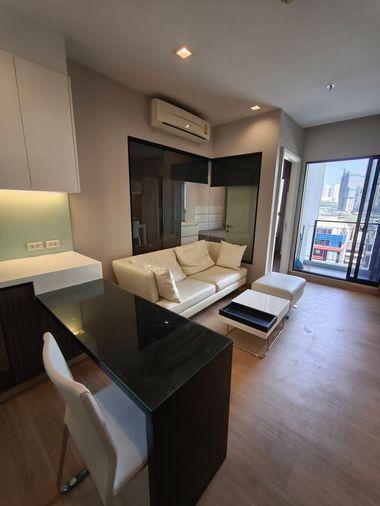 รูป 1 ห้องนอน | 1 ห้องน้ำ | BTS Krung Thon Buri | 38 ตร.ม. | 17,000 บาท/เดือน | ชั้น 10 — Urbano Absolute Sathon-Taksin กรุงเทพฯ - รูปที่ 1/10