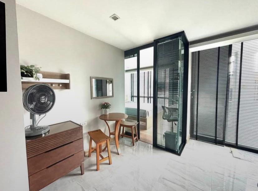 รูป 1 ห้องนอน | 1 ห้องน้ำ | BTS Phloen Chit | 26 ตร.ม. | 11,000 บาท/เดือน | ชั้น 3 — Socio Ruamrudee กรุงเทพฯ - รูปที่ 1/10