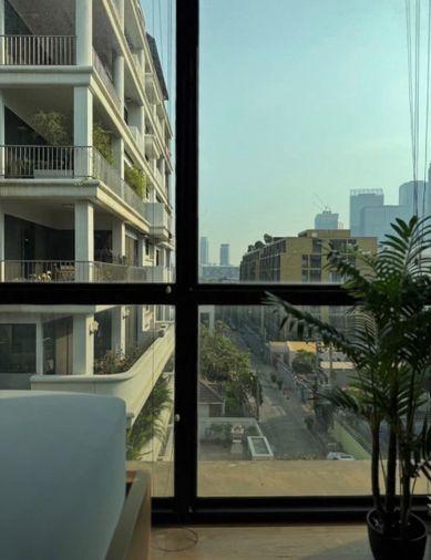 picture 1Bed | 1Bath | BTS Phloen Chit | 26sqm | THB 11,000/mo | Fl.3 — Socio Ruamrudee Bangkok - 10/10