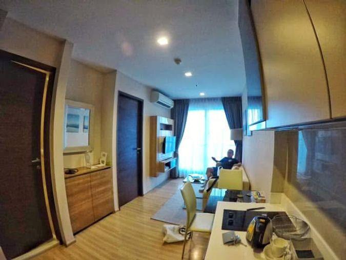 picture 1Bed | 1Bath | BTS Saphan Taksin | 35sqm | THB 21,000/mo | Fl.28 — Rhythm Sathorn Bangkok - 1/10