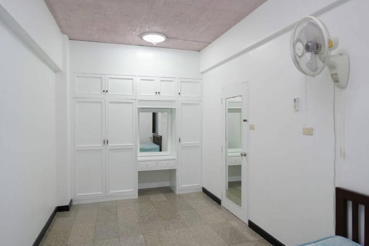 รูป 1 ห้องนอน | 1 ห้องน้ำ | BTS Phloen Chit | 45 ตร.ม. | 14,000 บาท/เดือน | ชั้น 9 — Ruenrudee Condominium กรุงเทพฯ - รูปที่ 9/10