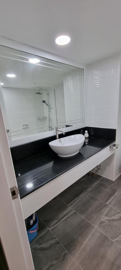 picture 1Bed | 1Bath | BTS Nana | 67sqm | THB 22,000/mo | Fl.11 — Omni Tower Bangkok - 7/10