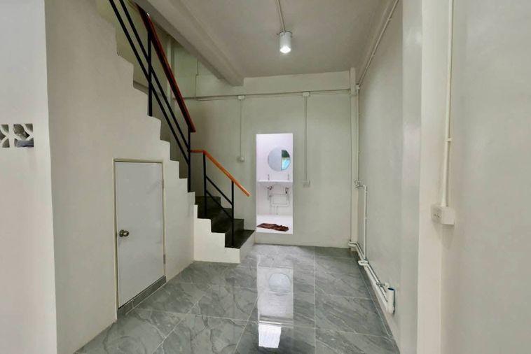 รูป 6 ห้องนอน | 2 ห้องน้ำ | BTS Saint Louis | 180 ตร.ม. | 40,000 บาท/เดือน | ชั้น 1 — The Room Sathorn-St.louis กรุงเทพฯ - รูปที่ 9/10