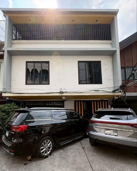 picture 3Bed | 3Bath | MRT Hua Lamphong | 220sqm | THB 65,000/mo | Fl.3 — House Bangkok - 1/4