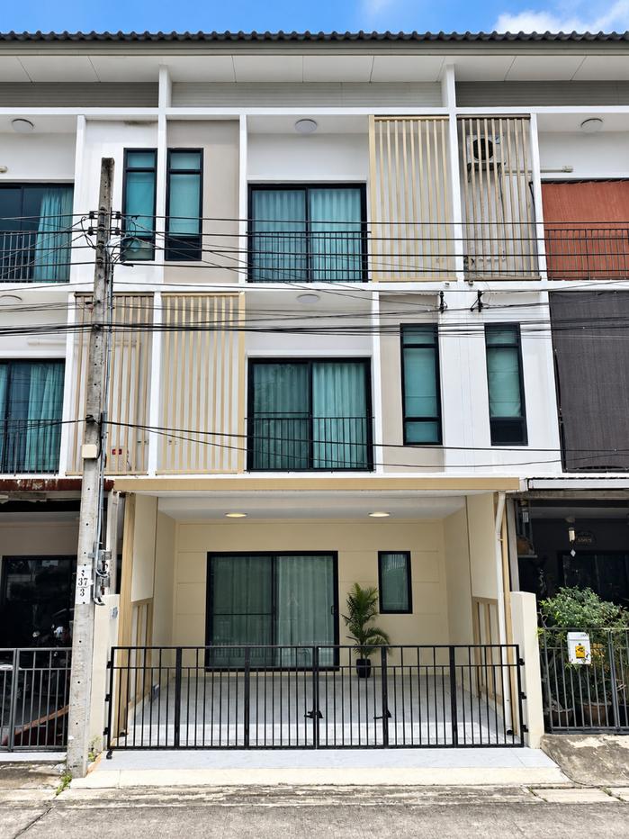 รูป ขายด่วน ราคาดีมาก ทาวน์โฮม 3 ชั้น รีโนเวทใหม่ PATIO ศรีนครินทร์–พระราม 9 ทำเลกรุงเทพกรีฑา - รูปที่ 2/38