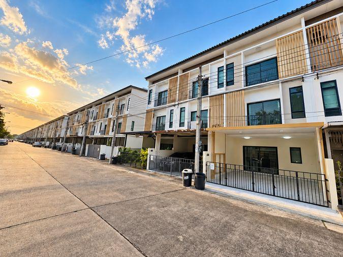 รูป ขายด่วน ราคาดีมาก ทาวน์โฮม 3 ชั้น รีโนเวทใหม่ PATIO ศรีนครินทร์–พระราม 9 ทำเลกรุงเทพกรีฑา - รูปที่ 1/38