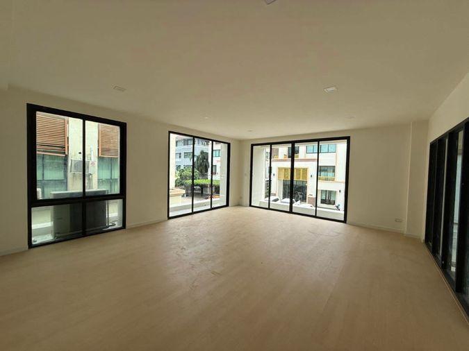 รูป ME2500541 ขายอาคารสำนักงาน 4 ชั้น ใจกลางย่านธุรกิจ Regent รัชดา - รูปที่ 4/5