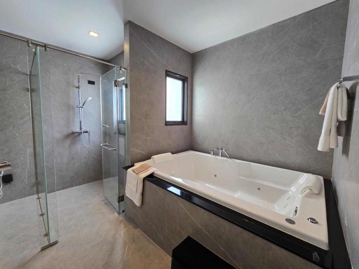 picture [READY TO TRANSFER] Everything You Need, All in One Home — Bangkok Boulevard Signature Westgate | 514 sq.m. | Located on main road - 17/26