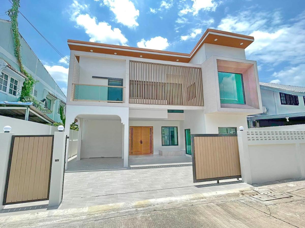 picture H0820, Detached House for Sale 5Br, Lat Phrao. - 1/45