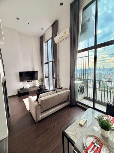 รูป P-56535 ให้เช่าคอนโดหรู Duplex 1 ห้องนอน 📍C Ekkamai ชั้น 40 เฟอร์ครบ วิวเมืองสวยสุดอลังการ ใกล้ BTS เอกมัย! | Line@easythaihome 085-592-2897 - รูปที่ 1/25