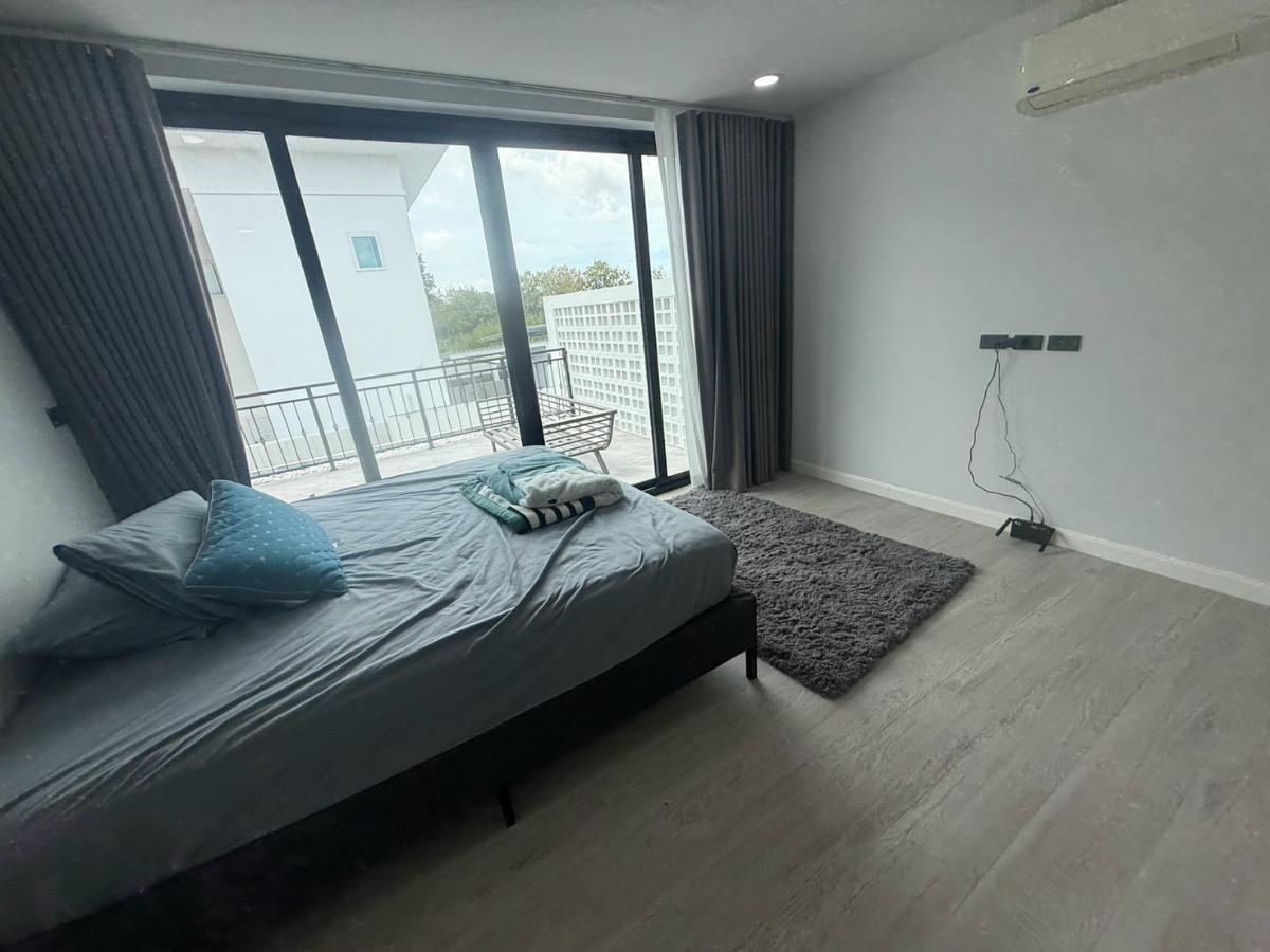 รูป บ้านส่วนตัว🏠มีสระว่ายน้ำในตัว อินเตอร์เน็ต ส่วนตัว  ขนาด 168 ตรม. 5ห้องนอน  5 ห้องน้ำ มีห้องเก็บของ ระบบมีรีโมท มีกล้องงวจรปิด ใกล้อ่างมาบประชัน  - รูปที่ 4/72