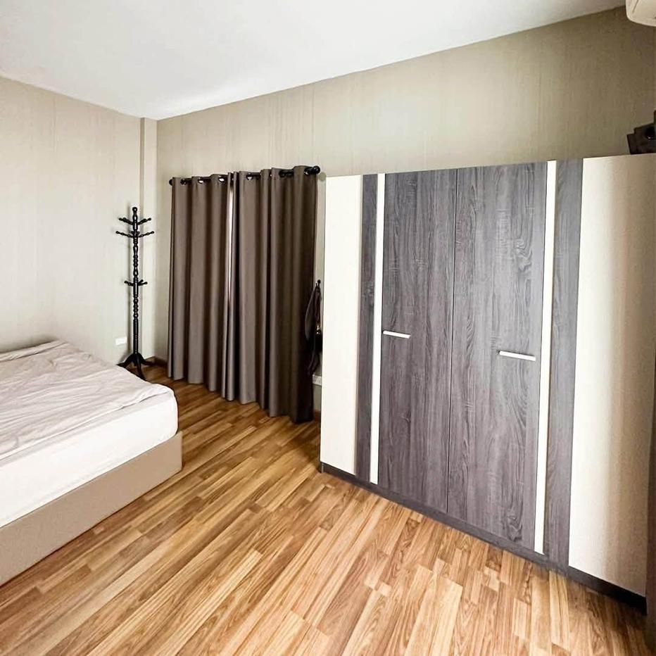 รูป HR3824ให้เช่า ทาวน์โฮม 3 ชั้น หมู่บ้านธนาภิรมย์ (ศรีนครินทร์-วงแหวน) บิ้วอินและเฟอร์นิเจอร์ใหม่ทั้งหลัง พร้อมเข้าอยู่ - รูปที่ 6/9